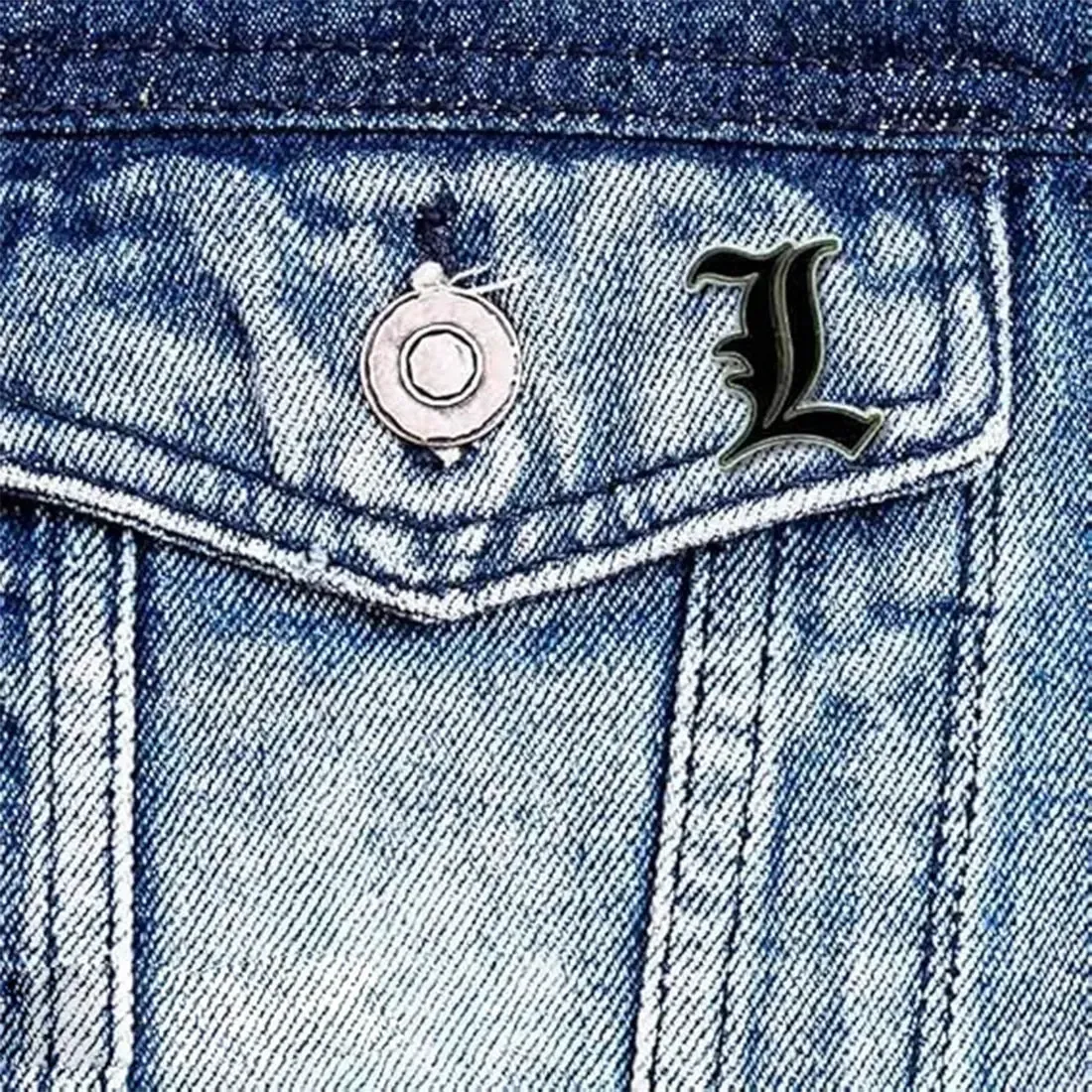 Death Note - "L" Symbol Pin Badge (1.25", Metal) - ABYstyle - Image 4