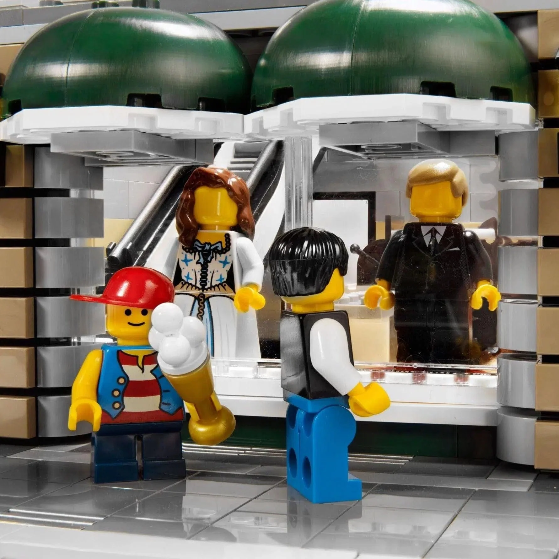 LEGO [Advanced models] - Grand Emporium Building Set - Modular Buildings Collection Series (10211) - Image 4