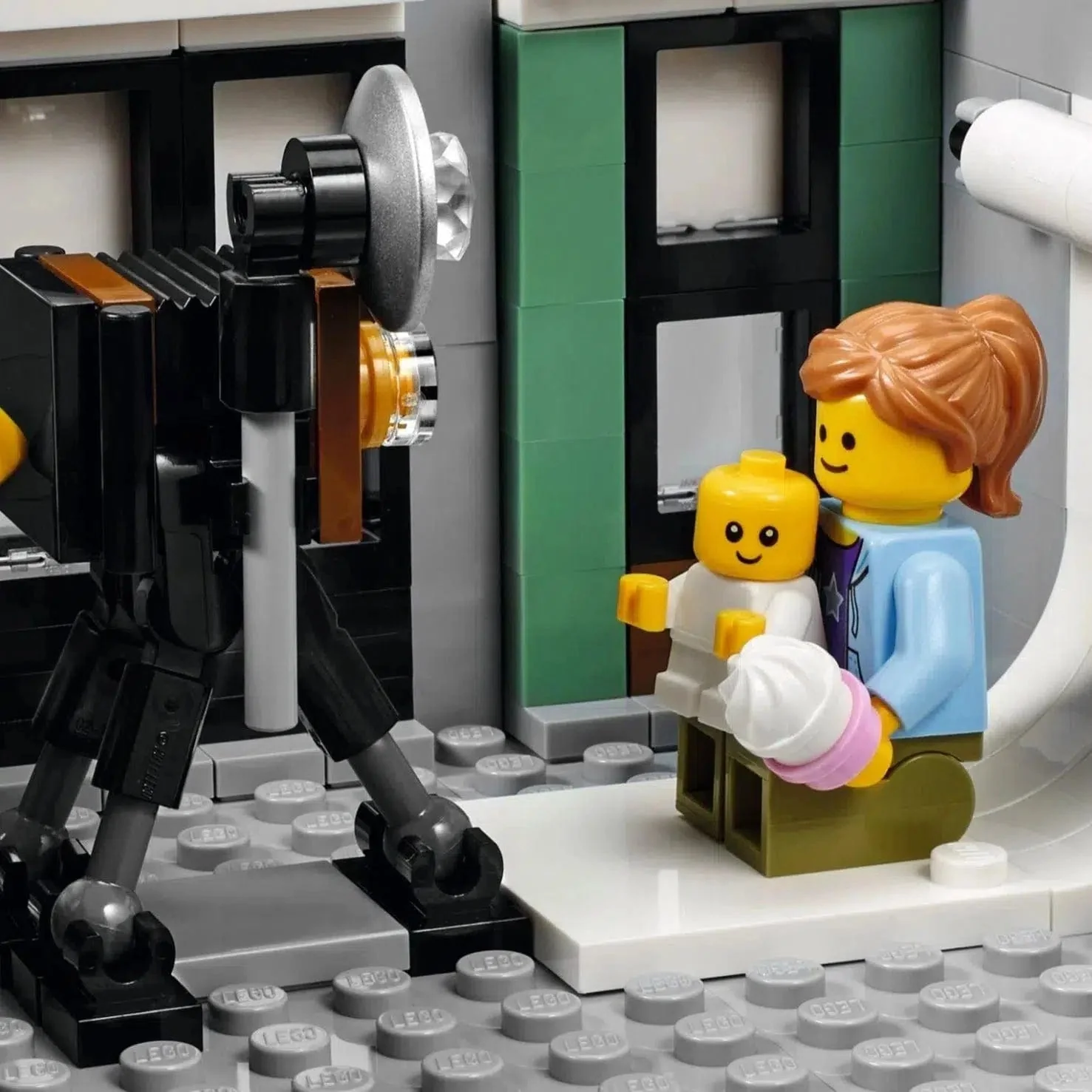 LEGO [Creator Expert] - Assembly Square Building Set - Modular Buildings Collection Series (10255) - Image 6