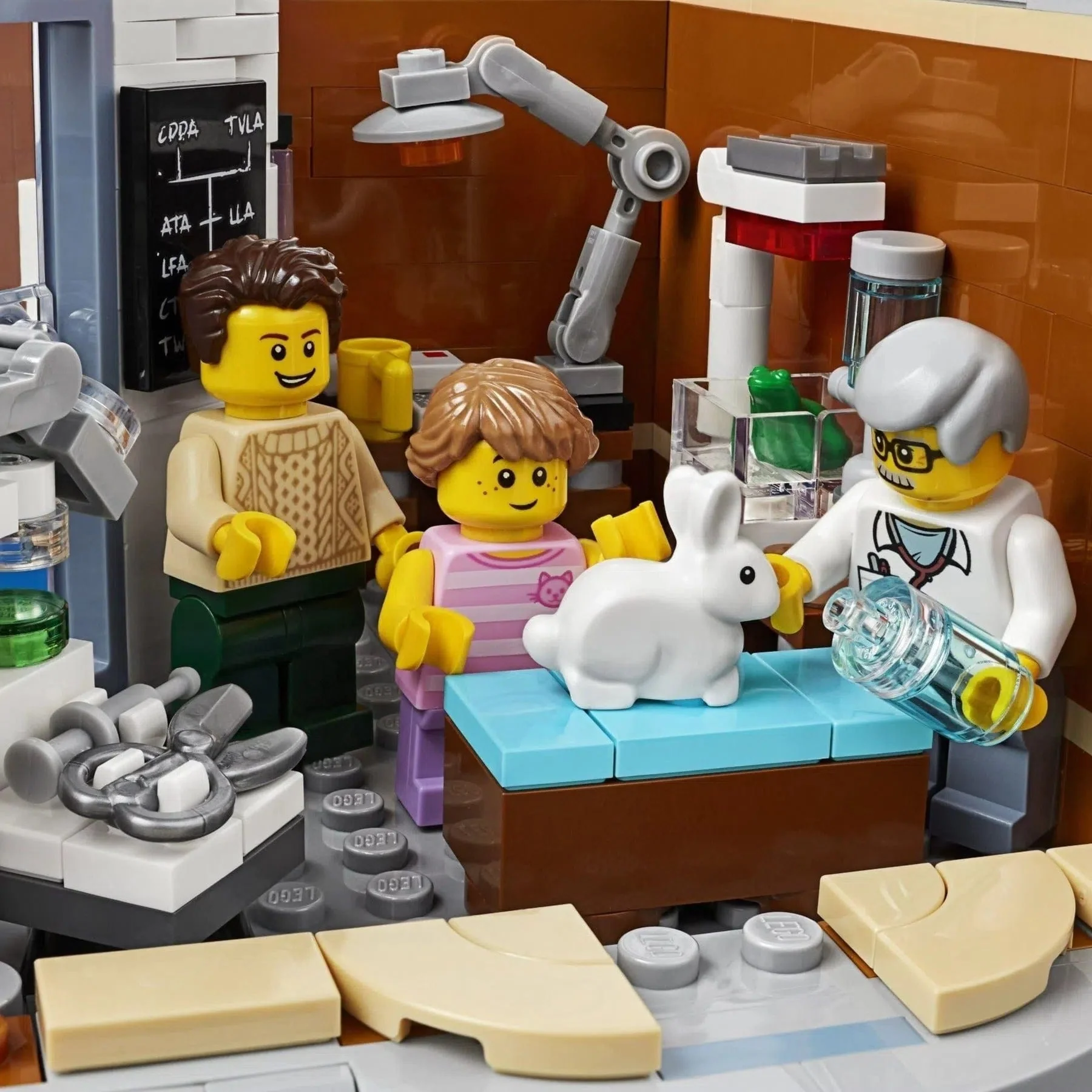 LEGO [Creator Expert] - Corner Garage Building Set - Modular Buildings Collection Series (10264) - Image 11