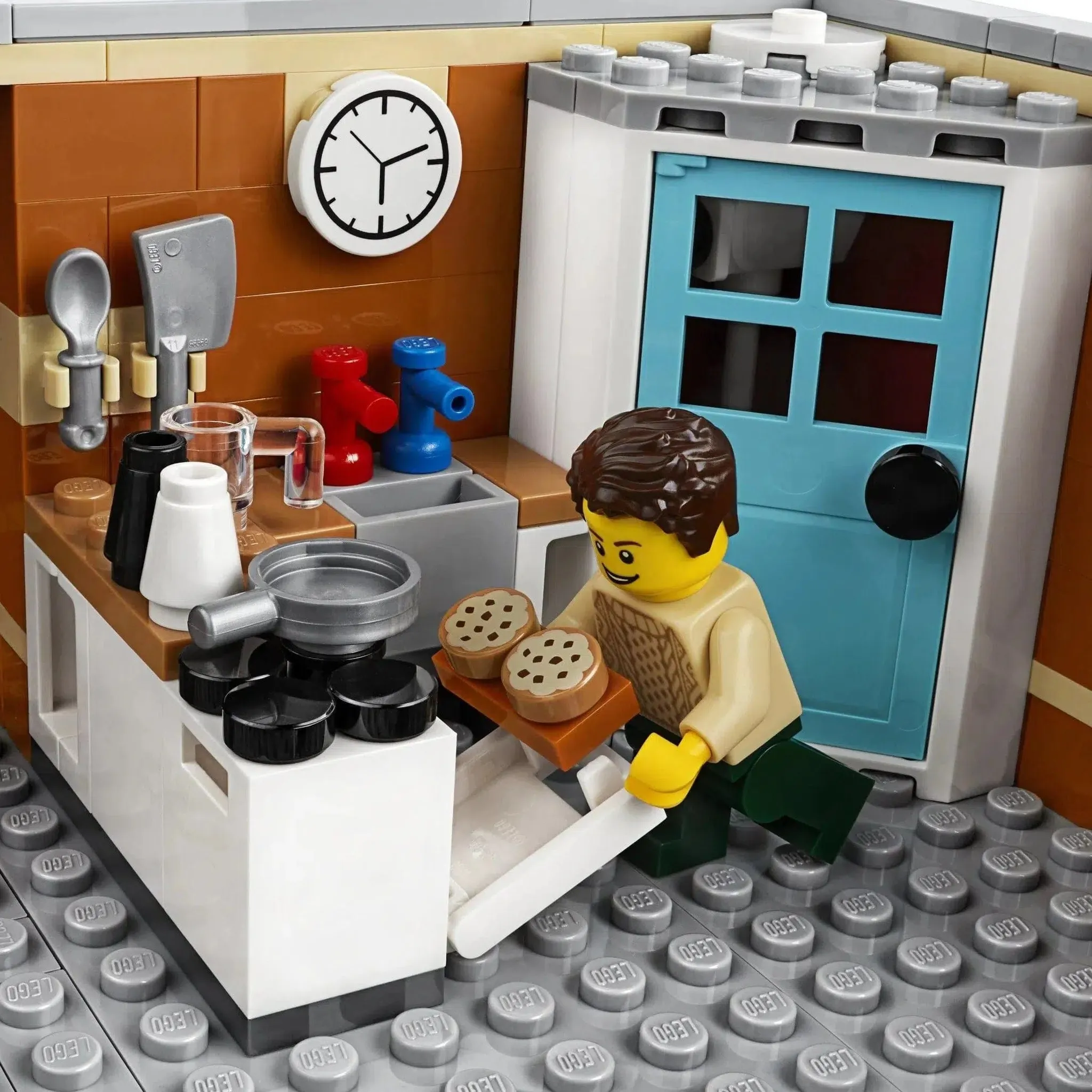 LEGO [Creator Expert] - Corner Garage Building Set - Modular Buildings Collection Series (10264) - Image 12