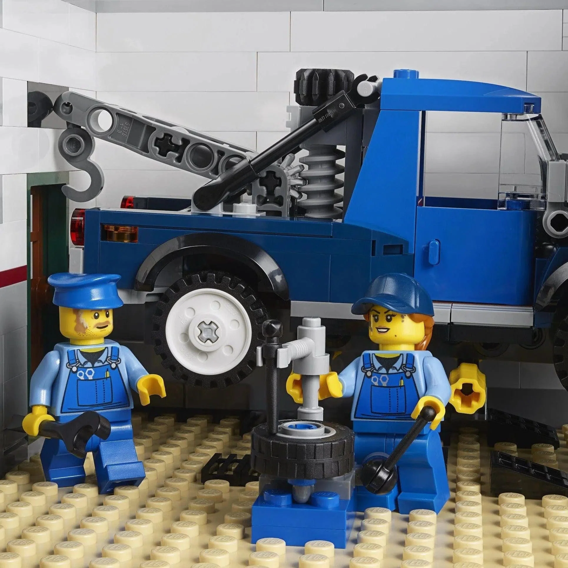 LEGO [Creator Expert] - Corner Garage Building Set - Modular Buildings Collection Series (10264) - Image 9