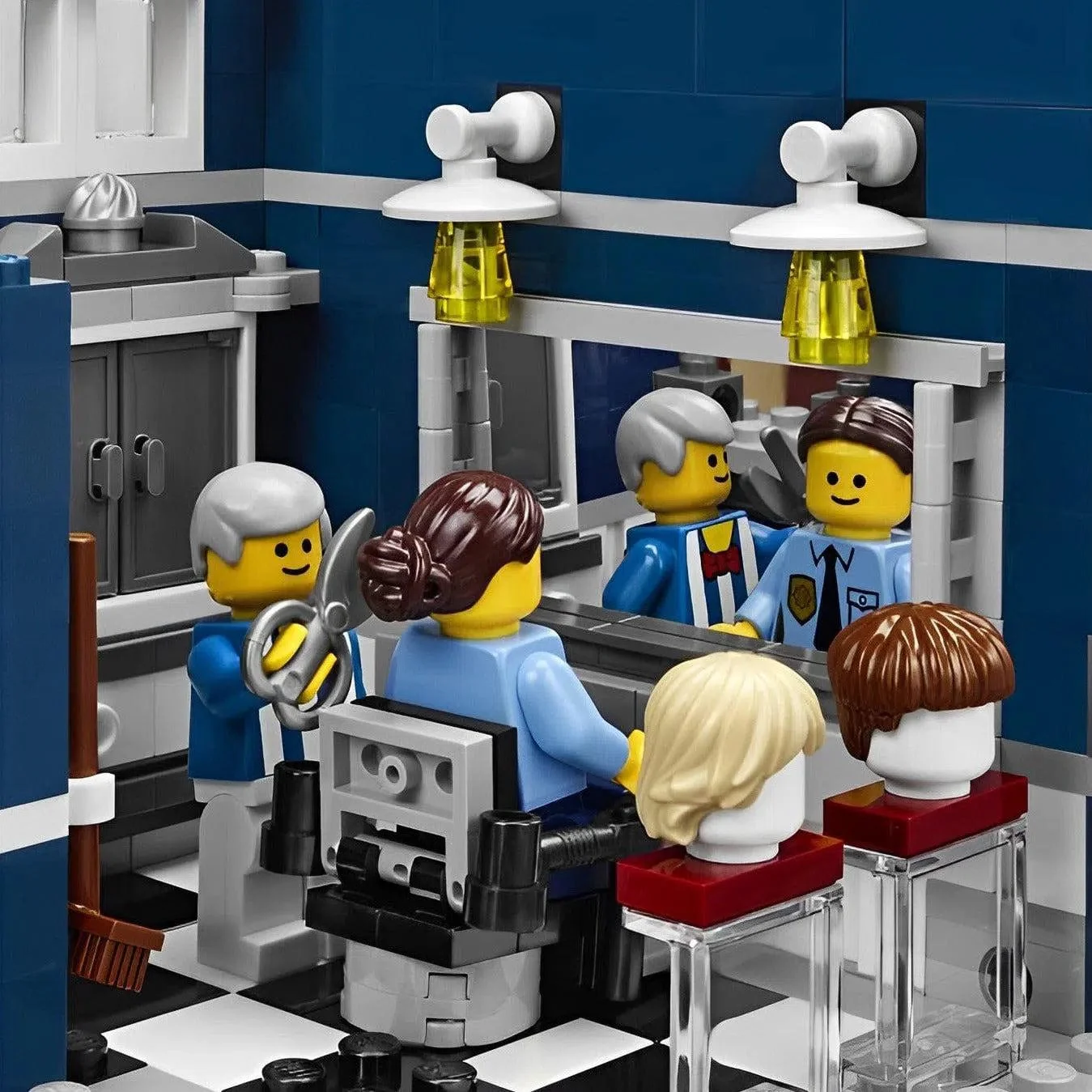 LEGO [Creator Expert] - Detective's Office Building Set - Modular Buildings Collection Series (10246) - Image 11