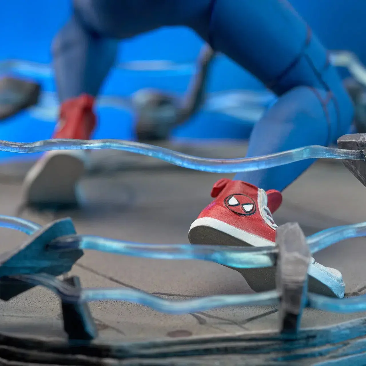 Marvel - Spider-Punk Figure (PlayStation 4 Version) - Diamond Select Toys - Gallery Diorama Series - Image 13