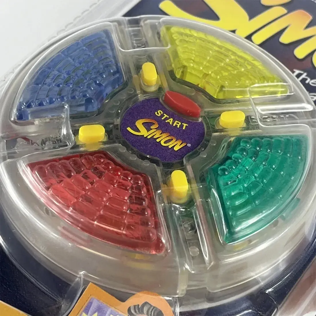 Simon - Puzzle Abstract Electronic Handheld Game for Adults, Family, and Children (1+ Players, Ages 7+) - Hasbro [Milton Bradley] - (1999) - Image 5