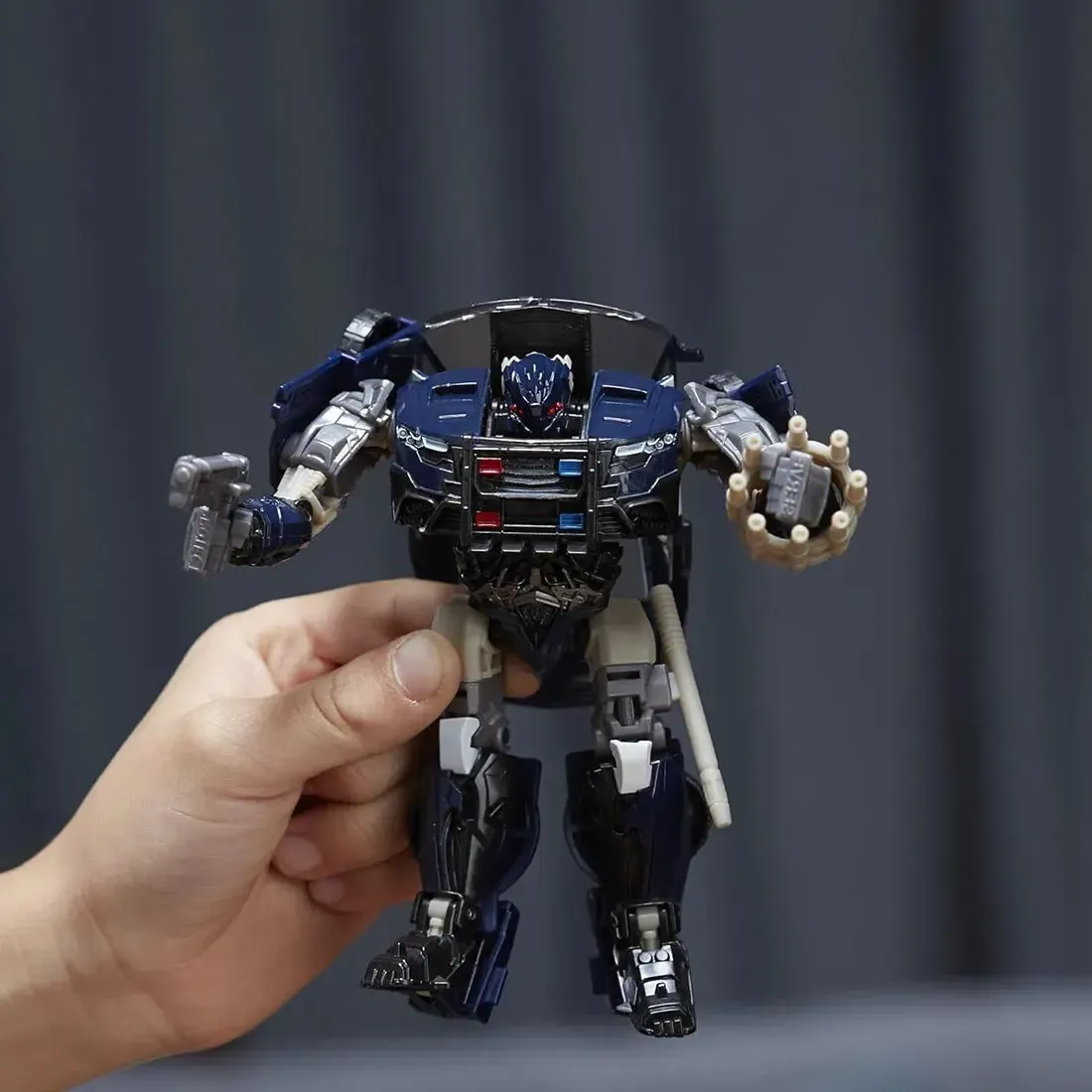 Transformers: The Last Knight - Barricade Action Figure (5", Deluxe Class) - Hasbro - Premier Edition Series - Image 10